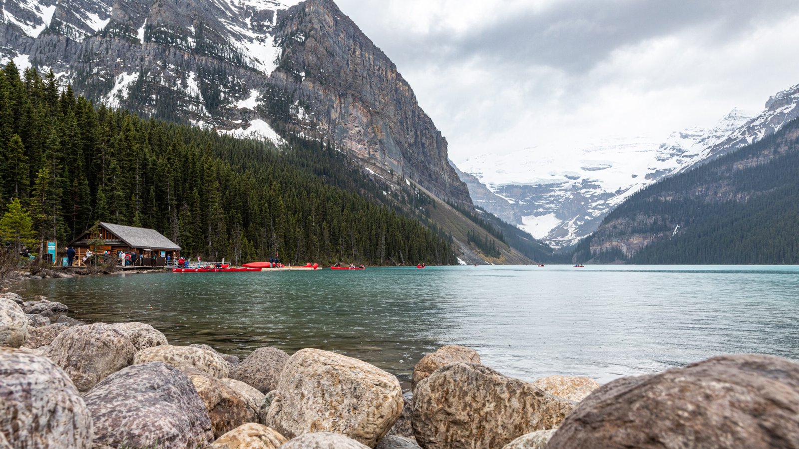 Lago Louise nas Montanhas Rochosas canadenses no Parque Nacional de Banff