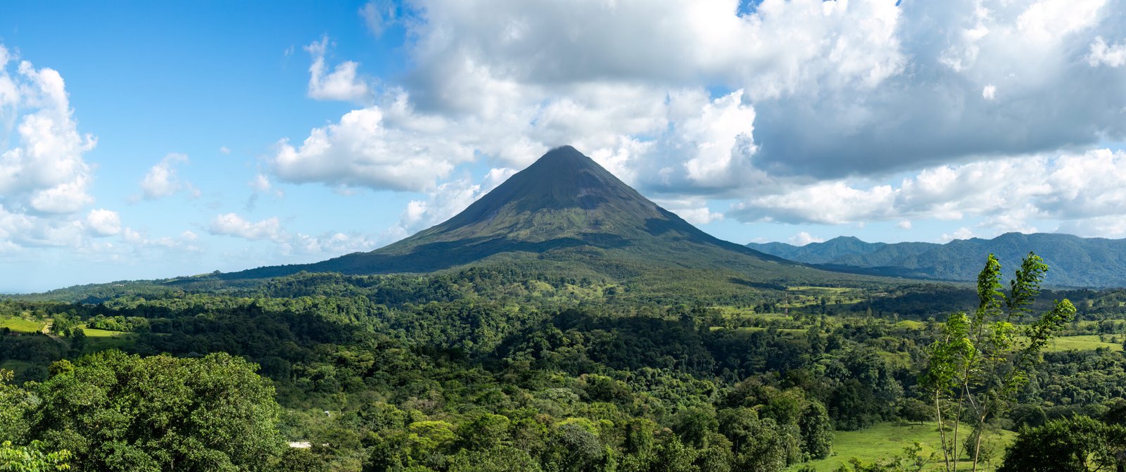 Vulcão Arenal na Costa Rica com floresta tropical ao redor