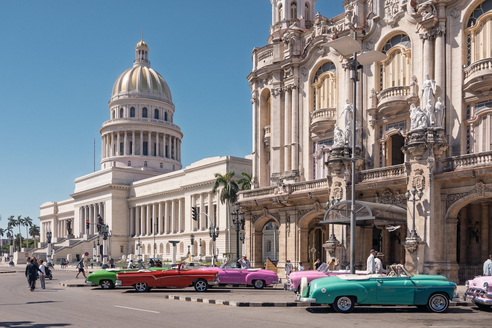 Carros clássicos americanos em frente ao Capitólio de Havana, Cuba