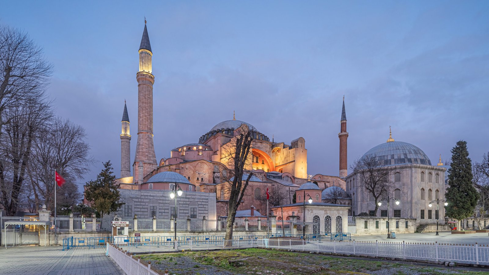 Hagia Sophia iluminada em Istambul, Turquia