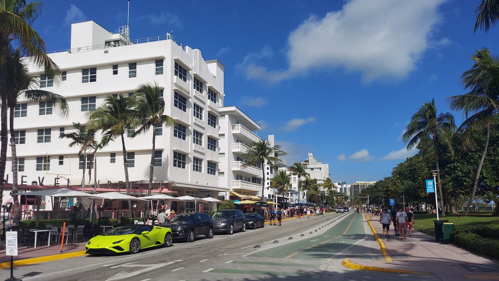 Ocean Drive em Miami Beach, Flórida, com os icônicos prédios art déco