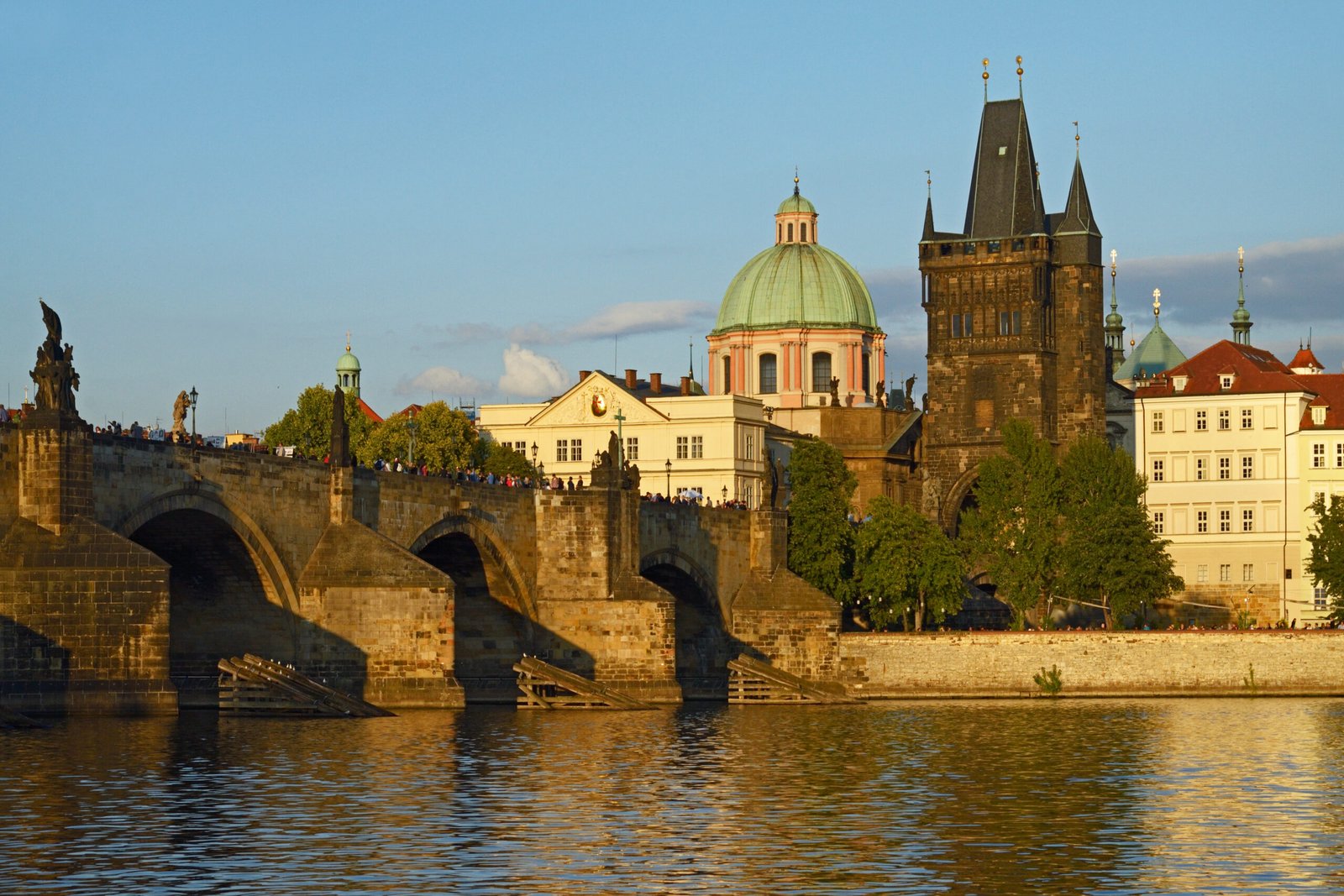 Ponte Carlos sobre o Rio Vltava em Praga, República Tcheca