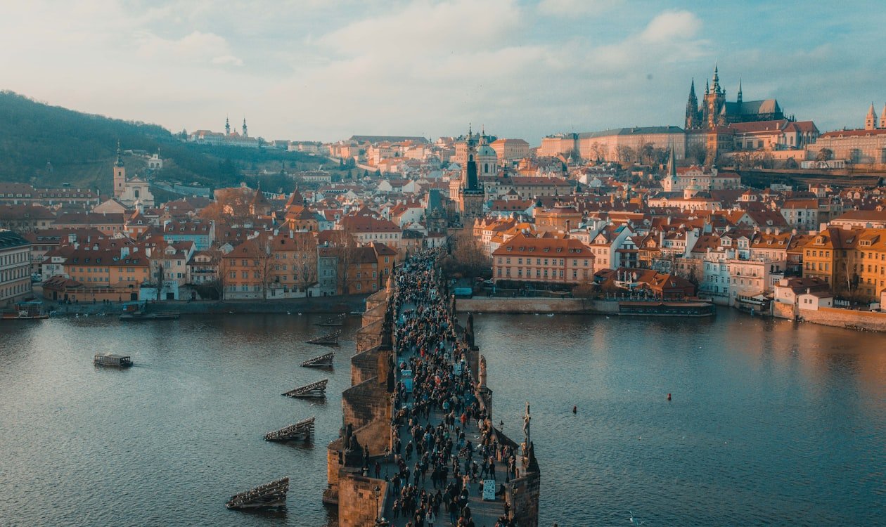 Praga: A Europa Medieval com Custo Surpreendentemente Acessível